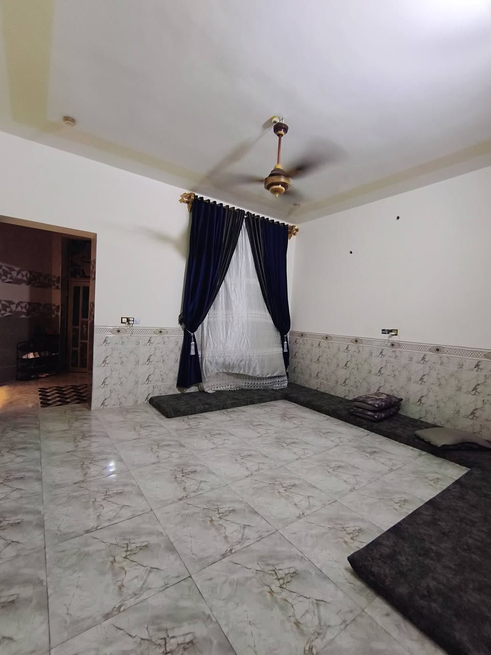 السلام عليكم
يوجد دار للبيع (بناء حديث) حي الشهداء 
 خدمات كاملة / مدارس مستوصف قريب / على حديقه عامة موقع مميز 
خط مولد مجاني 
مساحة الأرض 300 متر مربع 
البيت طابق واحد/ تصميم طابقين 
يتكون من استقبال ٧*٤ ونص
هول ٥*٤
مطبخ ٤*٤
غرف عدد 2 ٥*٤
صحيات داخليه وخارجية 
البيت كامل عدا الواجهة 
للاستفسار الاتصال على الرقم ***********
