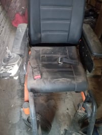 عربانه كهربائي متحرك مال معوقين بعدهه جديده السعر 400وبيهه مجال  او ات...