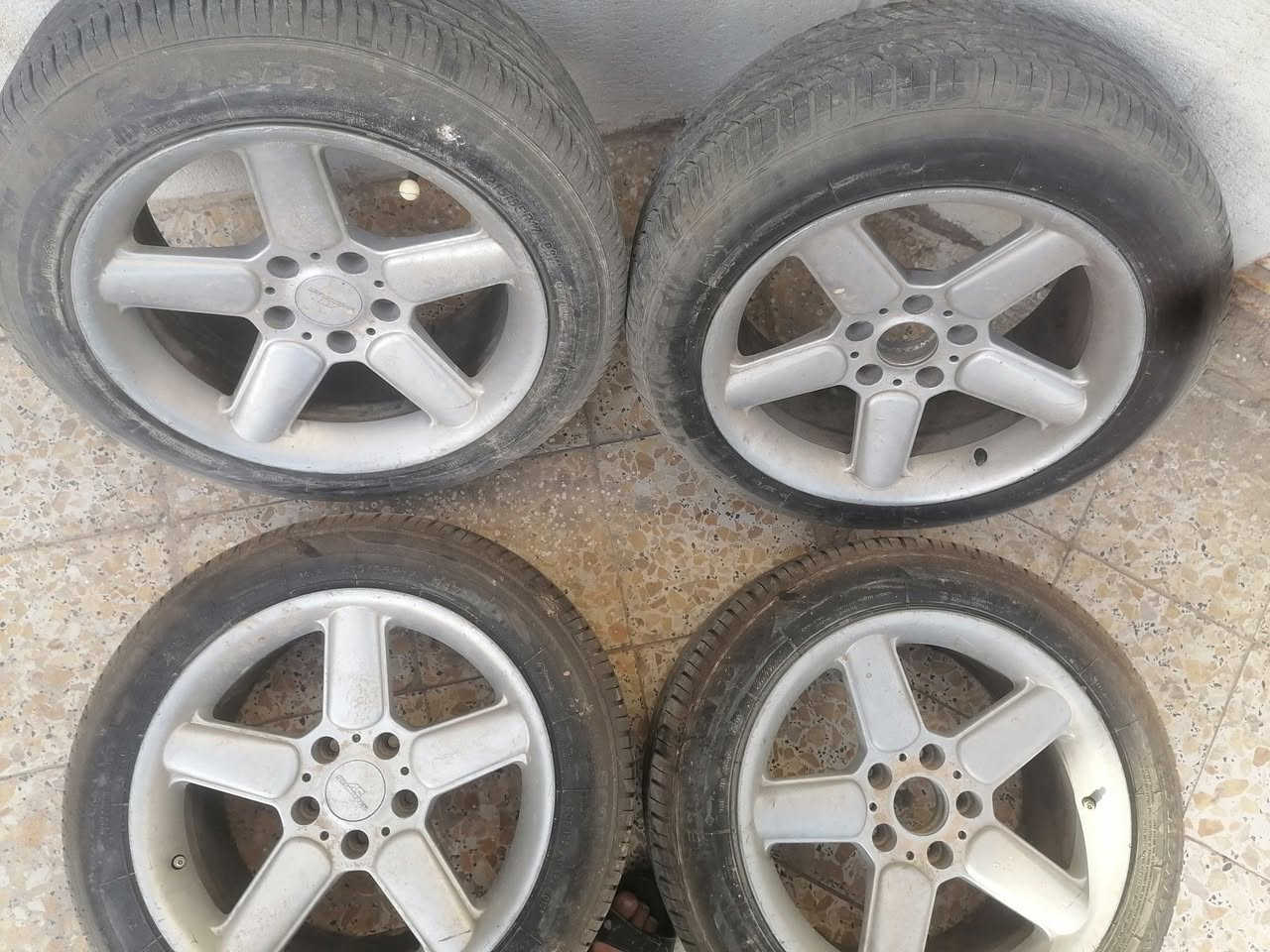 السلام عليكم متاح تخم‌ تاير مع ويل كب زوج من التايرات قبل شهر مشدودات والويل كب واحد منهن مفطور وسعرهن كلهن ٢٠٠ الف للاستفسار الاتصال على الرقم *********** العنوان محافظة ميسان
