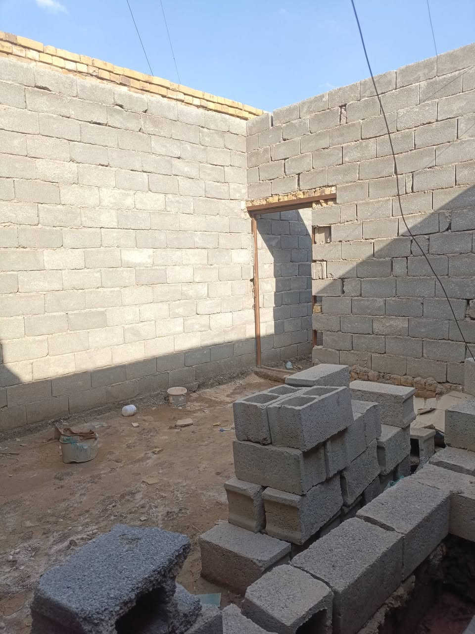 السلام عليكم هيكل للبيع مساحه 100 متر السعر17  وبيه مجال المكان حي الحكيم الوائلي ‏‪***********‬‏
