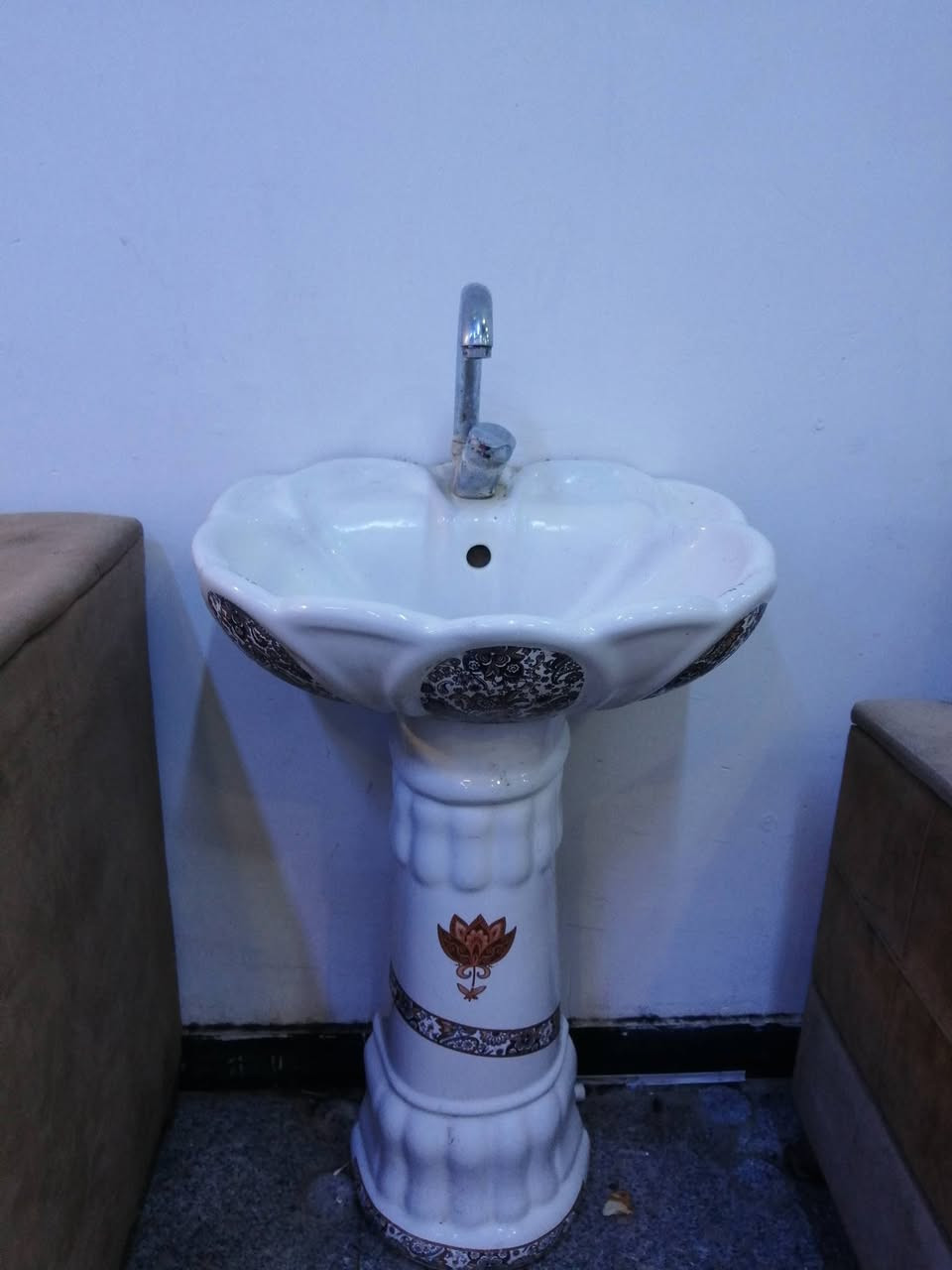 مخسله جدا نضيفه وياها خلاط حار وبارد رايده ب ٢٠ الف *********** وتساب او اتصال ولخاص مفتوح
