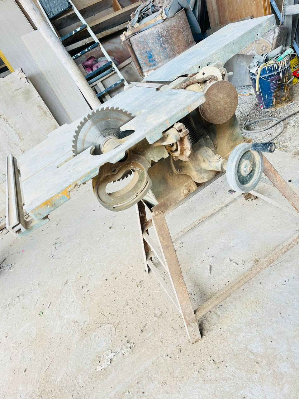 رنده ودبل نمساوية + ومجموعة نجارية + منشار شريطي + منشار قرصي هيتاشي يابان + كمبريسر حجم 350 لتر + دريلات شحن دي والت ابيع شلعة السعر مليون و 100 وبيهن مجال للشراي مكان نجف يم المستشفى الالماني ***********
