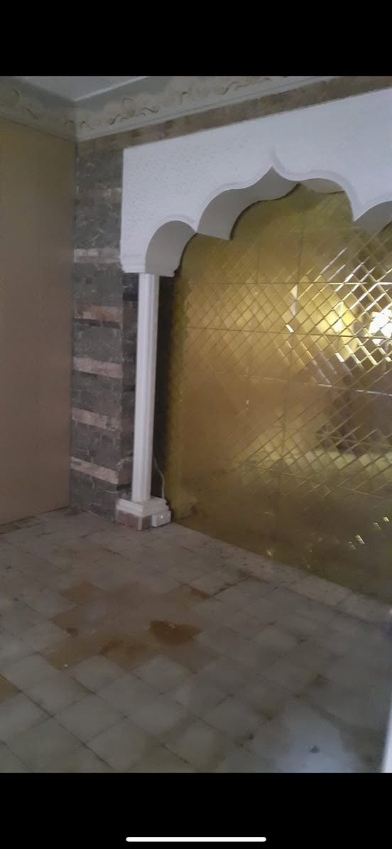 السلام عليكم بيت للايجار  100 متر 3 غرف نوم
يتكون من طابقين الطابق الاول ٢ غرف نوم +مطبخ+ هول +خدمات 
الطابق الثاني يتكون من غرفة وخدمات +سطح كبير + مخزن
العنوان - بغداد الجديدة حي الخليج شارع الطاقة مال كهرباء / للاستفسار ***********
