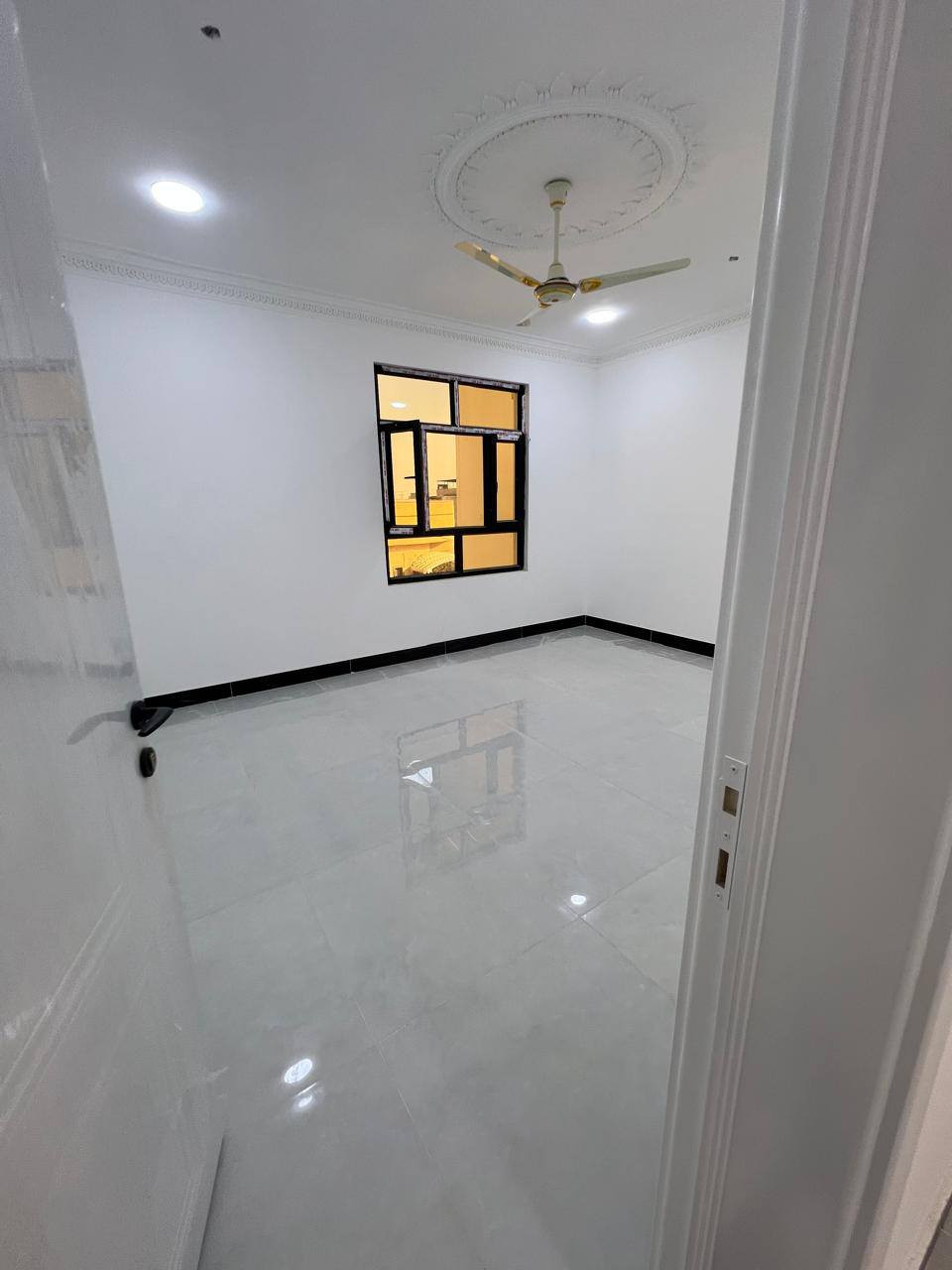 #اسعد #الله اوقاتكم بكل خير احبتي🫶🏻
      ***********☎️
#جبنالكم #فله #طابقين✅
 بمساحه 250 متر✅
نوع العقار طابو صرف عرصه✅
تحويل بأسم المشتري مباشر✅
#يحتوي #الطابق #الأرضي✅
على غرف منام عدد3 ماستر
+ديوان+كبير+مطبخ+صاله كبيره
+صحيات داخليه كبيره+منور عدد 2
+كراج🚘 +حديقه🌹🌲🍀🌺🌴🌹
+صحيات خارجيه
#الطابق #الثاني #يحتوي
على غرف منام عدد3 ماستر
+صاله كبيره +صحيات كبير
+صطح سيراميك +مسقفات كي سبان
عن الرطوبه وحرارة الصيف الدار
جدآ متعوب عليه مال جناي
لحك واشتري قبل لاينباع
العنوان البصرة ابي الخصيب
 غرب المحكمة الجديدة 
#السعر #المطلوب
 260مليون قابل للتفاوض
مع توفر كافة الخدمات
 #شارع 15مترتبليط بلباب انارة💡ماء كهرباء مجاري
فارق جاهزة للسكن 
      ***********
نستقبل كافة العروض العقاريه✍️
