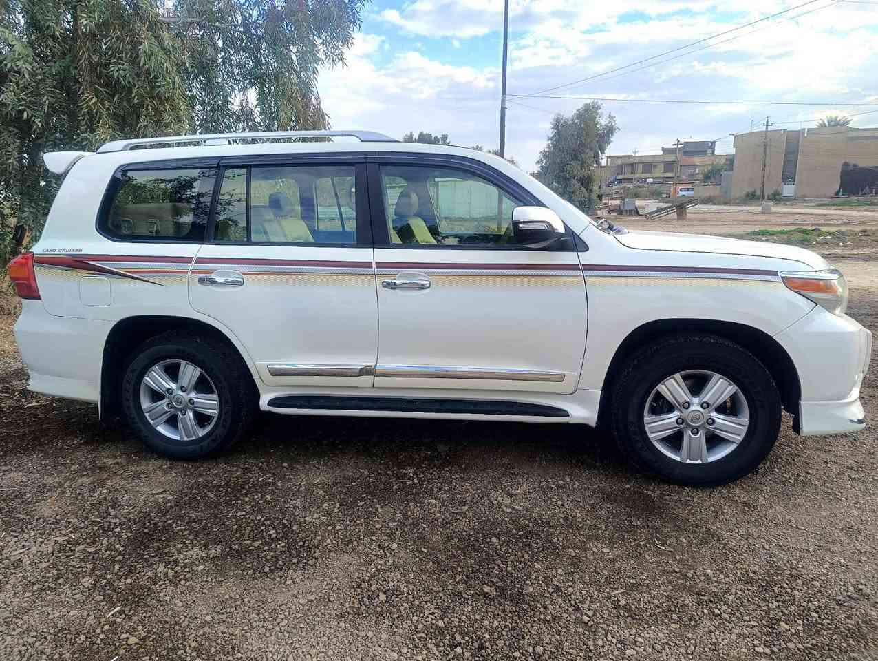 السلام عليكم
للبيع او مراوس لاندكروز 2011محدثه 15 مصبوغه عام 
محرك 8سلندر تبريد 3 قطع 
فتحه بصمه تحكم استيرن دفع رباعي 
مشروع وطني بسمي رقم انكليزي 
السعر 238 وبيه مجال 
رقم التلفون ***********عثمان
