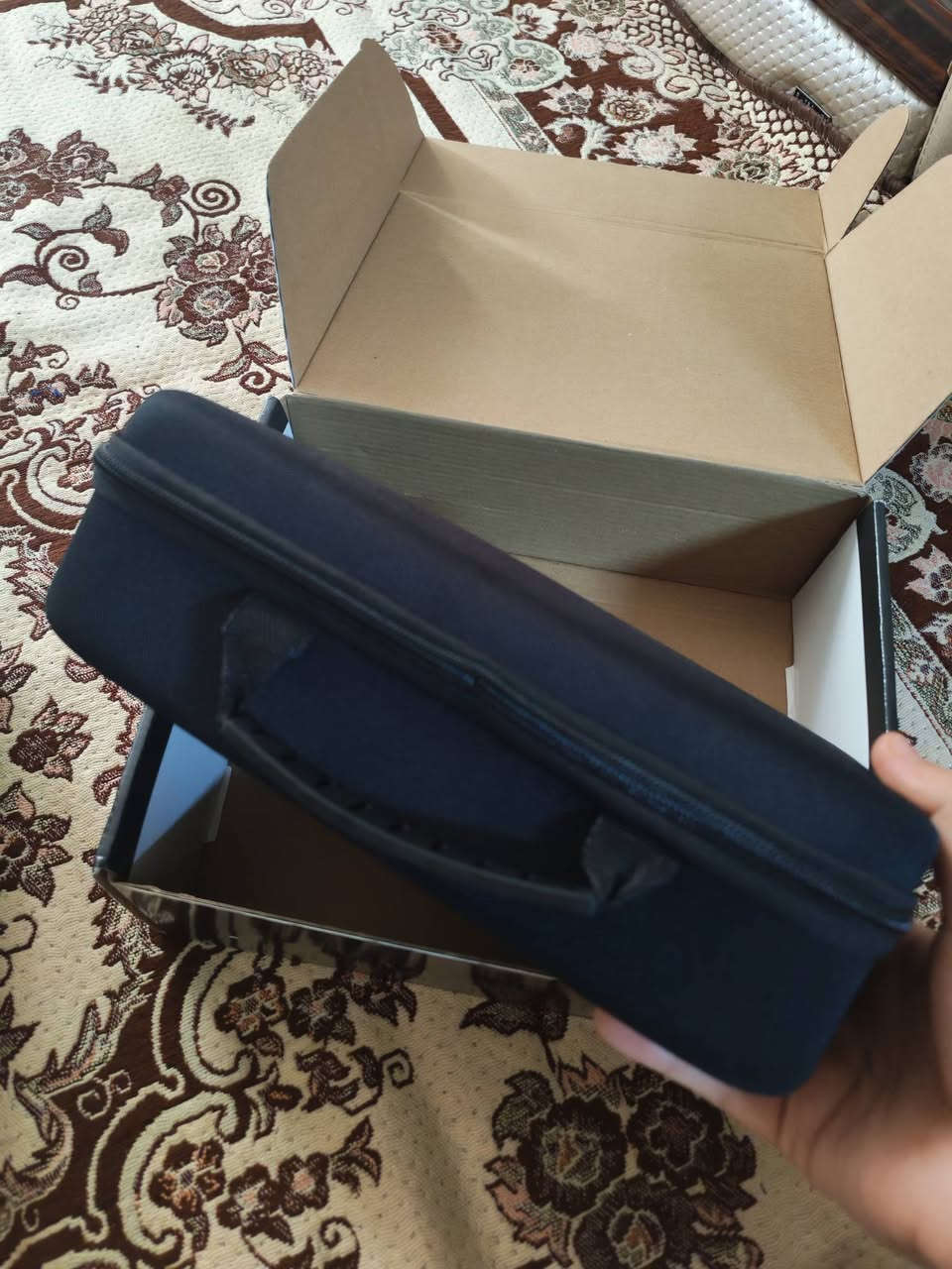 هذا جهاز التدليك العضلات بطريقة سريعة وقوية عن طريق الاهتزاز.
شلون يشتغل؟
الجهاز يطلع اهتزازات (نقرات سريعة) تخترق العضلة، وهذا يساعد على:
تخفيف الشد والتعب
تنشيط الدورة الدموية
إرخاء العضلات
القطع (الرؤوس) اللي وياه بالصورة:
🔵 الكورة: للمناطق الكبيرة مثل الفخذ والظهر
🔶 المسطح: للعضلات العامة بكل الجسم
🔹 الشوكة (شكل U): للرقبة أو العمود الفقري (بدون ضغط مباشر على العظم)
🔸 الرأس الصغير: لنقاط الألم المحددة
🔘 رأس فيه نتوءات: لتحفيز قوي وتنشيط الدم
فوائده:
يخفف ألم العضلات بعد التعب أو الرياضة
يساعد على الاسترخاء والنوم
يقلل التشنجات
يحسن مرونة الجسم
ينشط الدورة الدموية
شلون تستخدمينه؟
شغّلي الجهاز واختاري سرعة خفيفة بالبداية
خلي الرأس على العضلة (مو على العظم)
حركيه ببطء على المكان
كل منطقة من 30 ثانية إلى دقيقتين كافي
انتبهي لهالنقاط:
لا تستخدمينه على العظم مباشرة
لا تضغطين بقوة، خليه هو يشتغل وحده راح تلاحظين باسترخاء وراحه مو طبيعيه
سعره 25 بس


**إذا كنت صاحب هذا الإعلان وتريد حذفه لأي سبب، رجاءا أرسل رسالة إلى الدعم الفني**