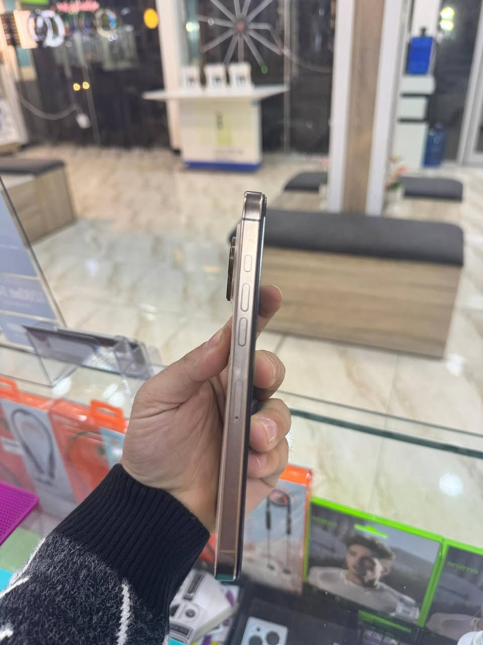 سلام عليكم ايفون 16  برو ماكس ذاكره 256 بطاريه 84 الجهاز مبدل شاشه وسط او ضهر  اصلي الجهاز جديد فيس ايدي كله شغال السعر 900 او بيه مجال قليل مكاني كربلاء قرب محطه القادسيه ***********
