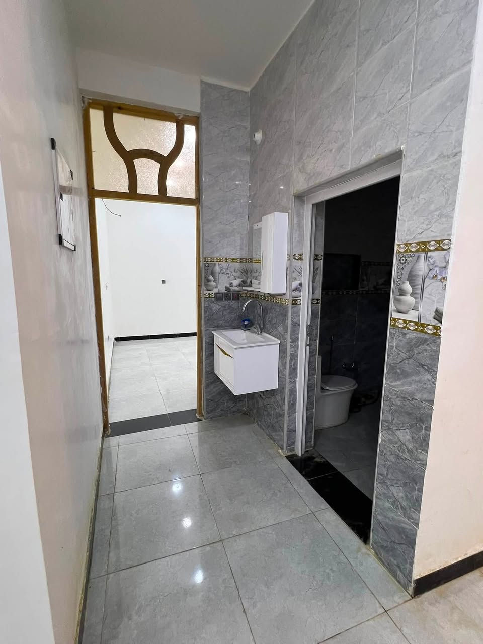 سلام عليكم بيت مساحه ٢٠٠ متر بناء طابوك حديث جداا مكان حي الحكيم قرب مجسر الحاولي رقم لهاتف ***********
