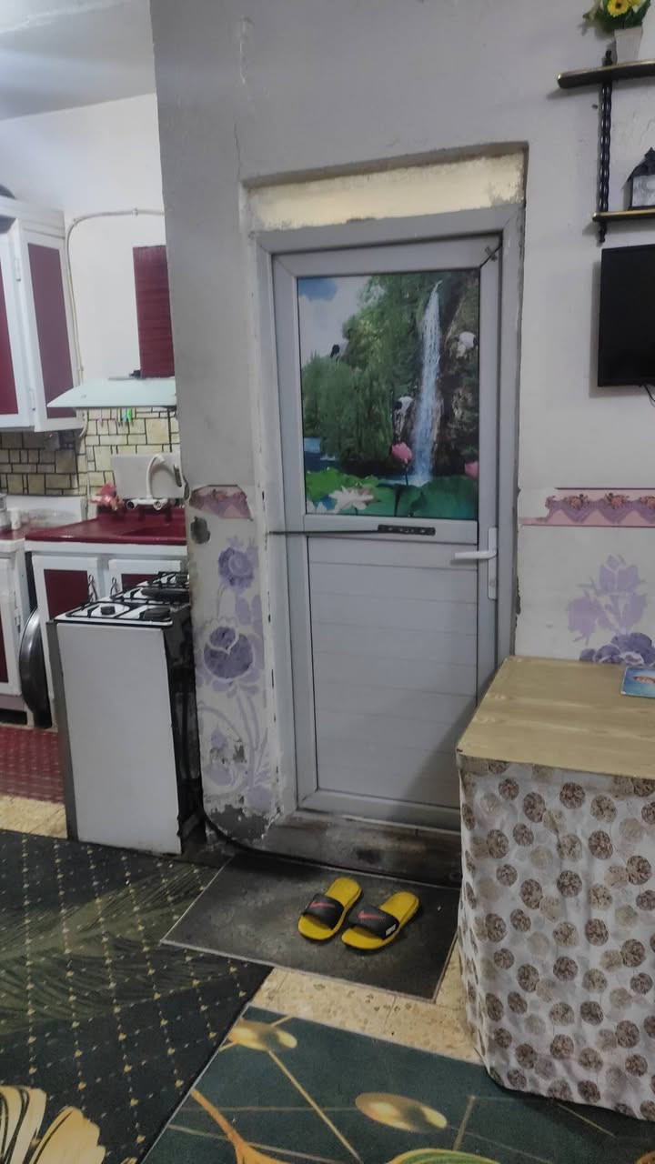 السلام عليكم 
بيت للبيع 100متر بناء  1998
طابق واحد غرفه 5×4
صاله 8×4
استقبال 5×3/30
درج خارجي  
تخاريخ داخلي وخارجي 
طارمه 5×3
بناء طابوق 
شيلمان عڰاده 
بسمي مباشر 
مصفر ماء كهرباء 
نجف حي النصر نهاية شارع البانزين خانه 
من جهة حي الميلاد 
قرب اسواق بركات السجاد 
ثاني بيت عن الركن 
شارعه 10
بيت نضيف 
للاستفسار 
الاتصال 
***********
***********
السعر 105وبي مجال قليل
