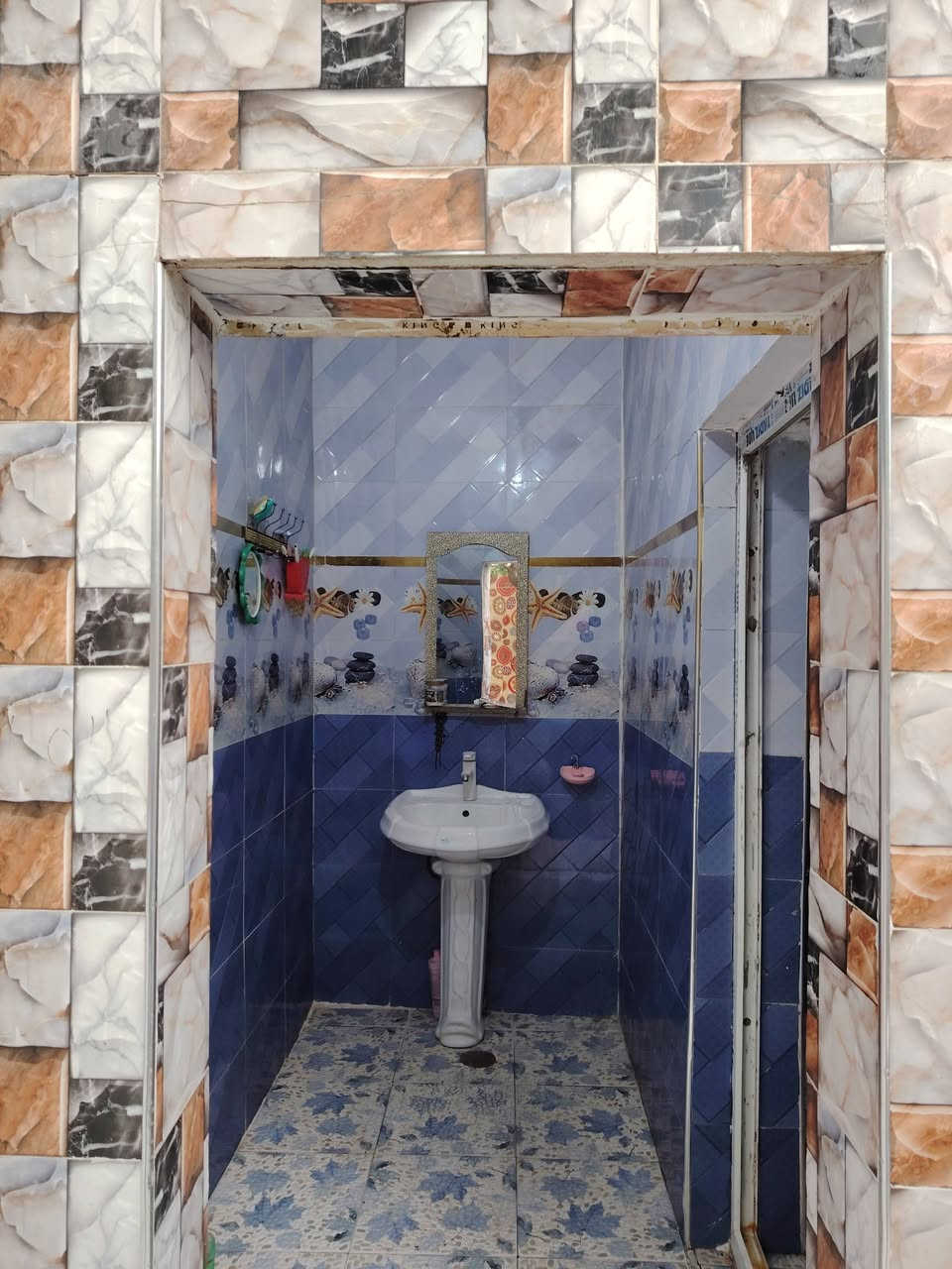 بيت معروض للبيع او مرواس يقع في الحي العسكري المساحه 200 م أقرب نقطة دالة مدرسة واحد حزيران ويقع على ساحه يتكون من استقبال وصاله غرفتين ومطبخ وصحيات داخليه وخارجية وساحه وحديقة والطابق الثاني غرفة نوم ومخزن السعر 270 مليون للإستفسار الاتصال على الرقم ***********
