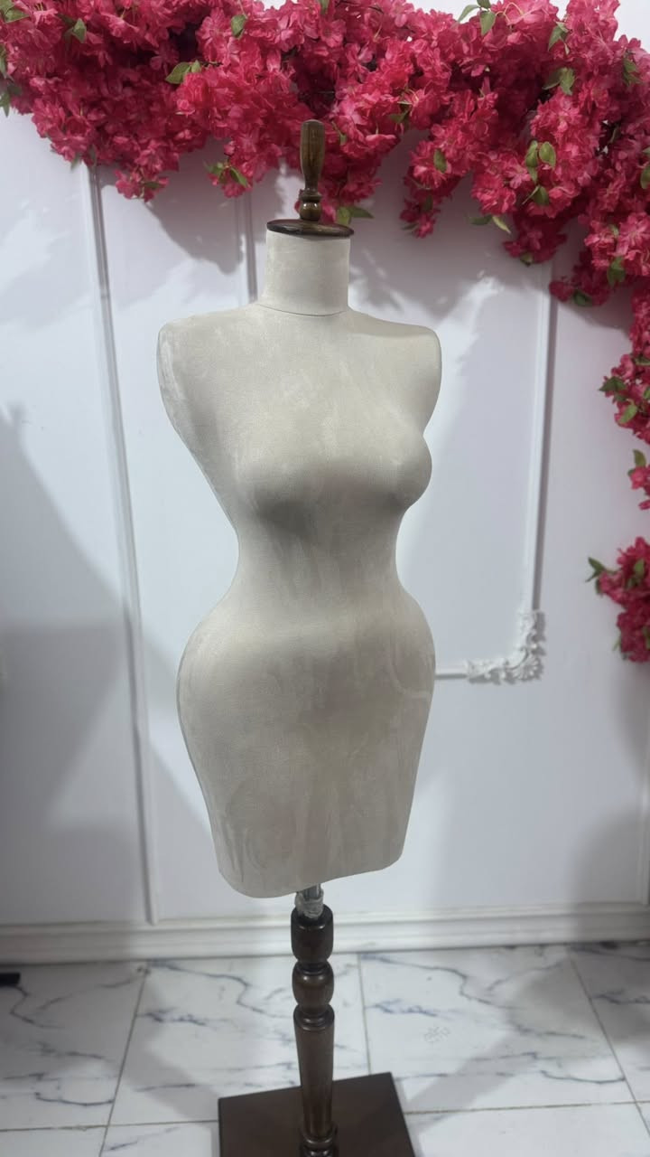 مليكان نسائي للبيع – قطعة واحدة فقط
الحالة: نظافة 100%
استُخدم استخدامًا خفيفًا جدًا، وتم التوقف عنه بسبب إيقاف المشروع.

 - قابل للتحكم بالارتفاع حسب الحاجة
 - قاعدة خشب ثقيلة وثابتة
 - جودة عالية ومتين
 - مثالي للتصوير، محلات الأزياء، أو الاستخدام المنزلي الاحترافي

الصور توضح مستوى النظافة والجودة بدقة

اشتريت جديد بسعر : 135 الف

سعر البيع: 100 الف

📞 للاستفسار: ***********
🚚 يتوفر توصيل
