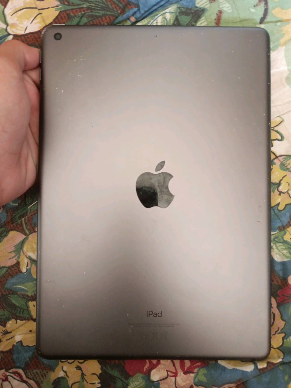 ايباد 9 مبدل بطاريه و هسة هم يراد تبديل بطاريه و كلشي ويا شاحنه اصلي و كارتونه مالته و الشاشه مابيها ولا خدش و يشتغل على الشحن فقط 