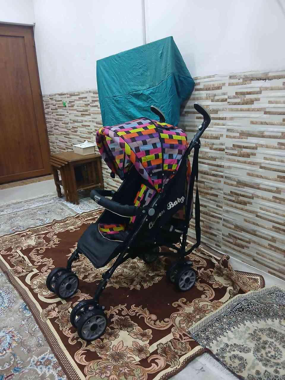 عارەبانەی مناڵ ئەوروپی حەجم گەورەو زۆر تۆکمە ، قایشی بەستنەوەی هەیە ، ژێری پێوەیە ، تایەو ئیستۆپی زۆر مەزبوتە ، کەپری تەواو دائەدرێتەوە ، کورسیەکەی تەواو تەختەکرێ بۆخەوتن ، دەسکەکەی بەرزو نزم ئەکرێ
سعریشی زۆر گونجاوە و قفڵی 30 هەزارە بێمعامەلە 
سلێمانی ، گەیاندن هەیە*********** السليمانية, العراق
