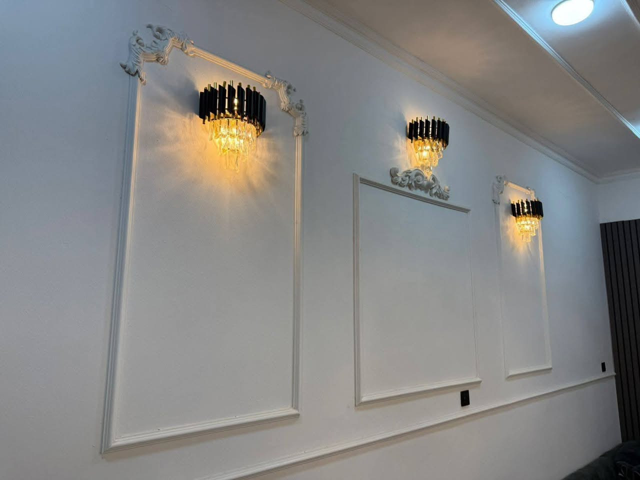 بيت للبيع مساحة 200 متر، العنوان الجمعيات قرب الأربع سايدات ع شارع 20، بناء حديث، طابقين، يتكون الطابق الأول من غرفتين نوم+صالة+مطبخ+أستقبال+ ساحة +حديقة داخل الساحة، 
أما الطابق الثاني يتكون من أربع غرف نوم +صالة
أضافة للمجموعة الصحية
الواجهة 10، النزال 20
قابل للبيع مع الأثاث أو بدون الاثاث
السعر خاص أو الأتصال ع الرقم
***********
