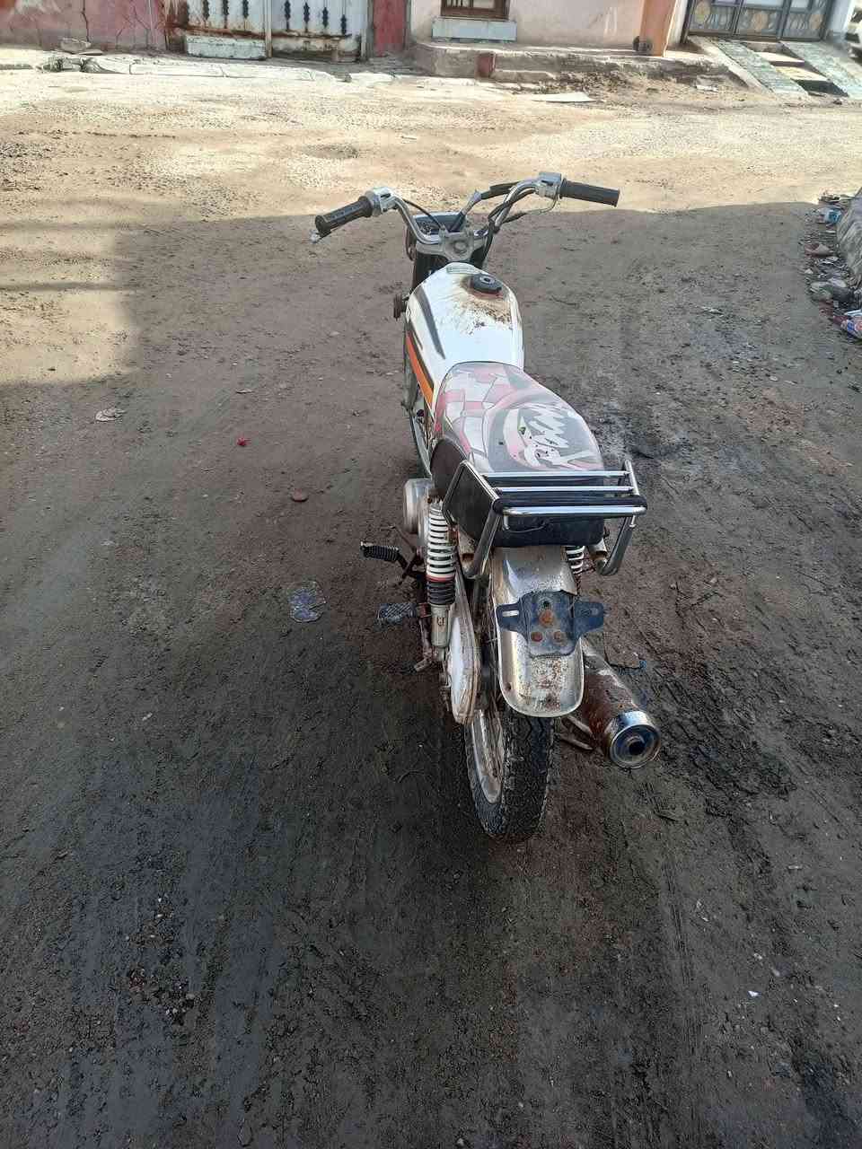 دراجه نضيفه مكينه نامه شلامجه لبيع مكان بصره معقل قرب تجاري سعر 265 وبيه مجال حك جيه  ***********
