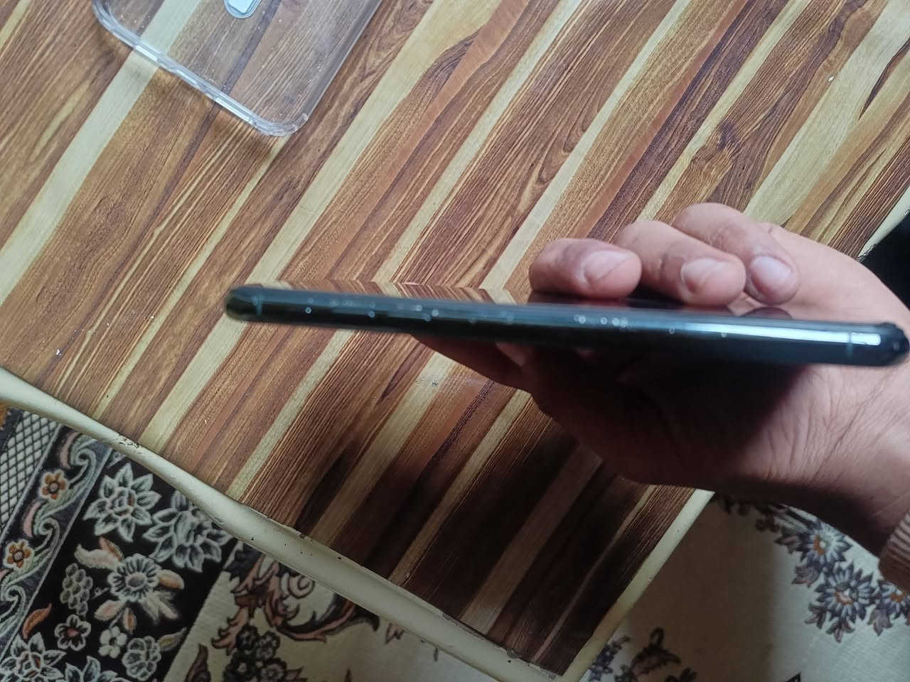 السلام عليكم ايفون 11pro max للبيع
الجهاز كُلة شغال  ذاكرة 256 تك سيم كارت خير من الله بس مبدل شاشة وبطارية اصليات وفيس واكف والباقي كلة شغال سماعة اتصال لمس كُلة شغال رايدة ب 250الف وبي مجال العنوان بغداد البلديات للاستفسار:***********
