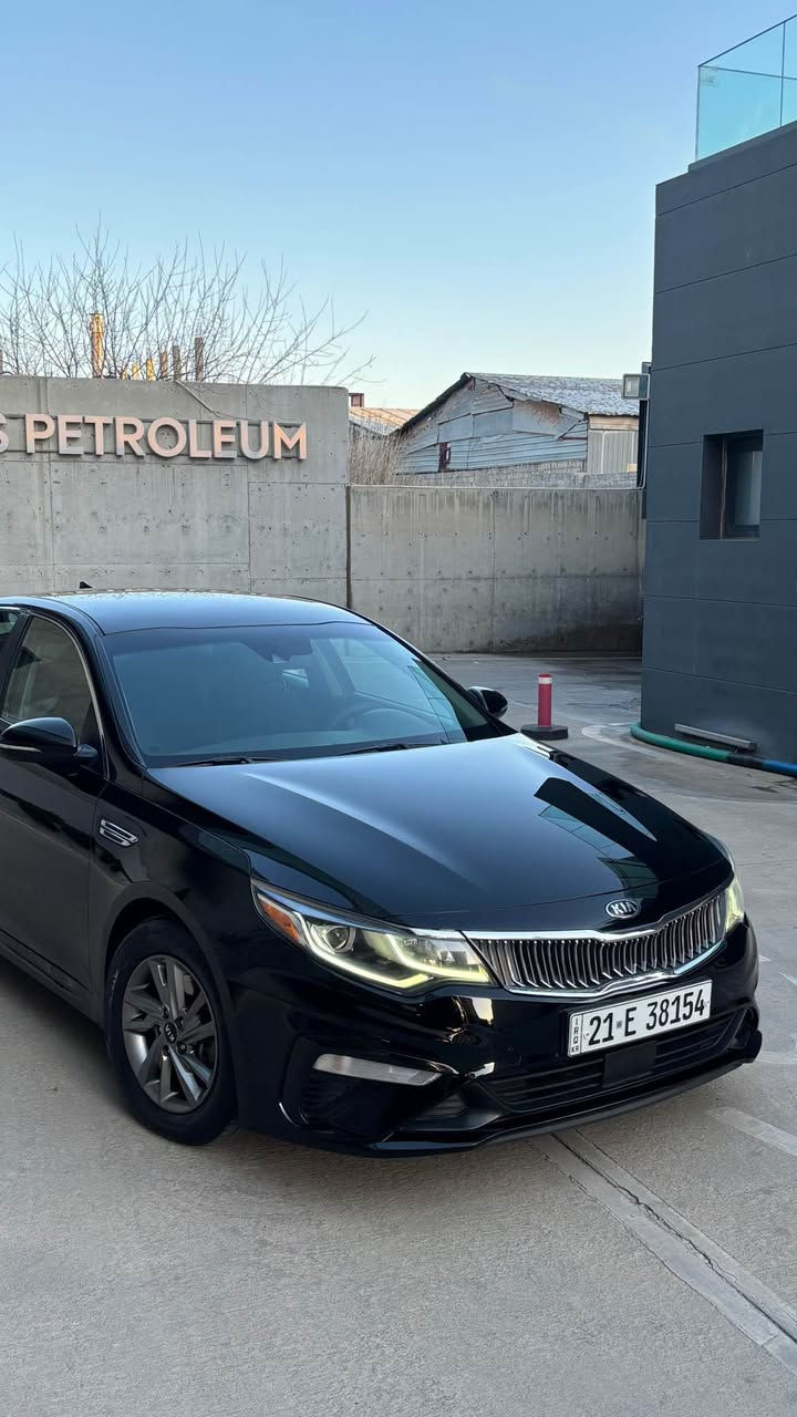 بِسۡمِ ٱللَّهِ ٱلرَّحۡمَـٰنِ ٱلرَّحِيم

مۆدێل ٢٠١٩  مواصفات FE
سەیارەکە زۆر جوان و تازەماوەتەوە
سێرڤزی کاملی بۆ کراوە،تایەی تازە،ڕۆنی تازە، حەمام و پۆڵیش بەس سایەقێکی ئەوێت و تەواو
بێ بۆیاخە تەنها دوو پەڵە ساردی هەیە یەکێکیان شایەنی باسکردنیش نیە،
سەیارەکە شاشە گەورەیە،ڕاداری پێش و دواوەیە، بەهەمان شێوە حاسەی پێش و دواوەیە ، ٣ مۆدی لێخوڕینی هەیە وە مەکینەشی 
2,4GDi 
بۆ سعرەکەشی 143 وەرەقەو معامەلە

***********

بسم الله الرحمن الرحيم.

مواصفات الطراز 2019 FE
السيارة جميلة ومتعشة جدا.
الخدمة مثالية، إطارات جديدة، زيت جديد، دش وتلميع، لكنها تحتاج فقط إلى سائق وتصبح مثالية.
هناك نقطتان باردتان فقط، إحداهما لا تستحق الذكر. 
مقابل السعر، طلب143 ورقة.

*********** السليمانية, العراق
