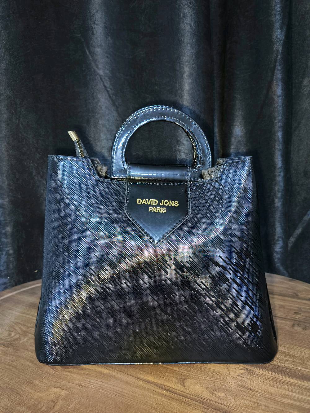 👜 حقيبة جلد روغان فخمة
خامة عالية الجودة ولمعة أنيقة
تصميم عصري يليق بكل الإطلالات
عملية ومناسبة للاستخدام اليومي والمناسبات
مريحة بالحمل وتدوم لفترة طويلة
السعر: 12,000 دينار
🚚 توصيل لكل محافظات العراق
للحجز والاستفسار الاتصال او المراسله على الواتساب او فيسبوك او انستقرام
chic Baghdad 