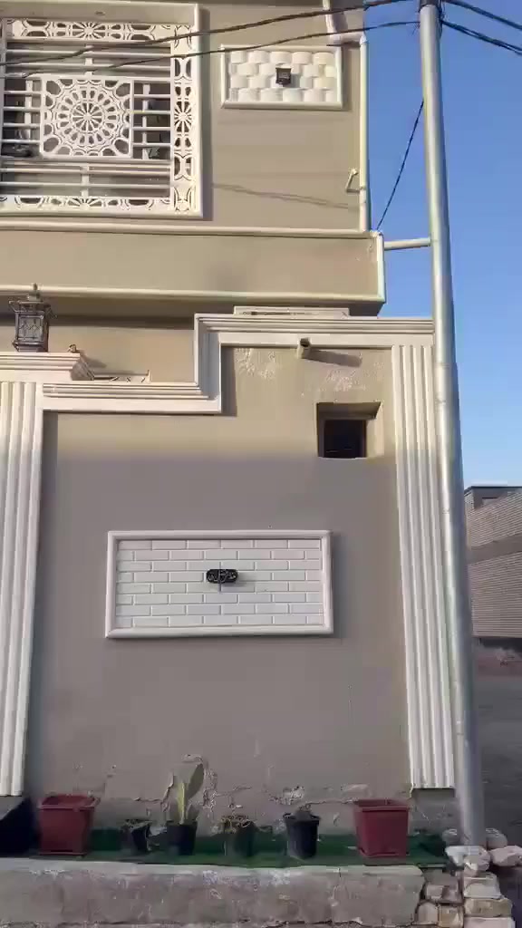 بسم الله الرحمن الرحيم سارع بالشراء بيت للبيع المساحه 100 متر طايقين حي النداء شارع مجمع بيتي عمود 54 خلف قصابيه الميالي بناء طابوك اساس وسقف صب كونريت يحتوي الطابق الارضي على غرفه +صاله+مطبخ+استقبال+حمامات خارجيه وداخليه والطابق الثاني يحتوي على غرفتين +صاله+حمامات كل هاذا والسعر بلاش السعر 95 مع المجال للاستفسار***********
