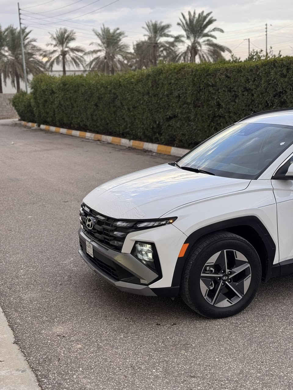 السلام عليكم ( Hyundai Tucson 2025 )
المواصفات : 
شاشه 12.3 بوصة متصل 
تبريد شاشه منفصل قطعتين 
داخل ابيض 
تدفئه كشنات 
كشنات كهرباء 
بصمه 
تشغيل عن بعد 
رادارات امامي خلفي 
كامره دوار 
اوتو بريك 
حساسات 360 درجة 
نقطه عمياء 
تنبيه حركة المرور الخلفيه 
نظام تحديد المسار 

ضررها : السياره بدون قطرة صبغ فقط بارد بقبق الجنطه وبارد بخشم البنيد بدون دواخل السياره على وضع البلاد كلشي ما تبدل بيها 
ماشيه : 200mil
السعر 205$ 
الرقم : ***********

