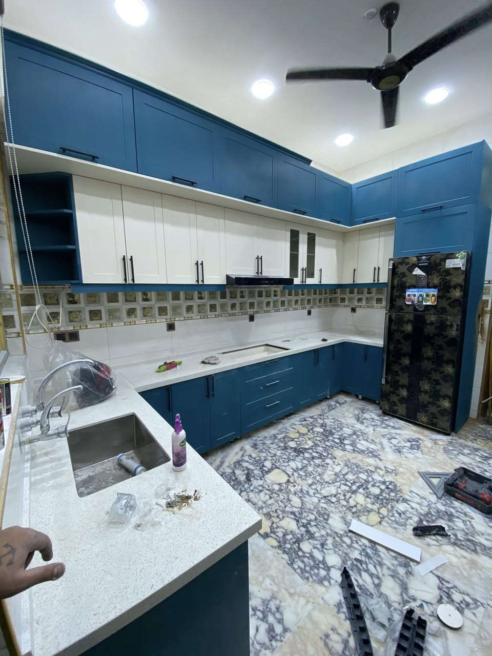 كادر نصب وتنفيذ كافة الديكورات والمطابخ وغرف النوم والدرسنك روم داخل وخارج بغداد 

للتواصل 
*********** مهندس علي
