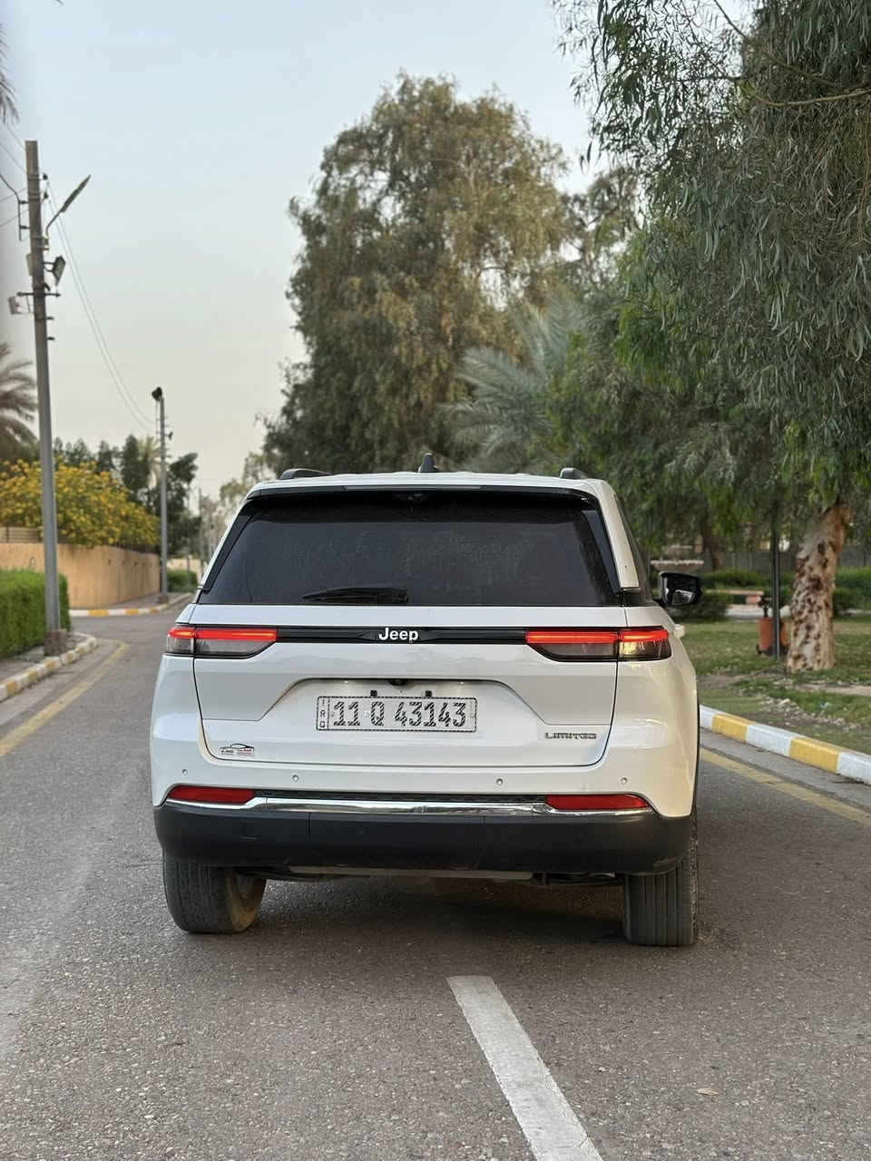 السلام  عليكم جيب كراند شيروكي موديل 2023 وارد امريكي ماشيه ٨٢ الف كيلو سياره بدون حادث فقط شبرين جاملغ وشبرين بنيد موضحات بسونار ورصعه خفيفه جداً بالباب الخلف سايق  فقط لباقي كله كفاله كير مكينه محرك كلهن كفاله خمسه راكب المرغوب ٦ سلندر السعر ٣١١ ورقه
مكاني بغداد الدوره 
للاستفسار اكثر ***********
