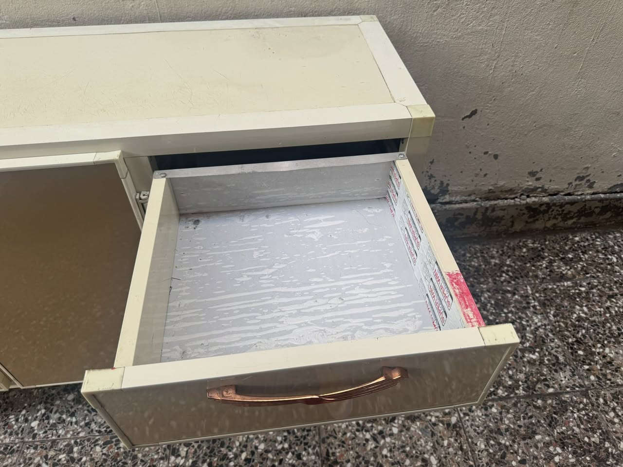 كاونتر المنيوم مستخدم نظيف بس السنك بابه مخلوع والمرمره مفطوره من النص


**إذا كنت صاحب هذا الإعلان وتريد حذفه لأي سبب، رجاءا أرسل رسالة إلى الدعم الفني**