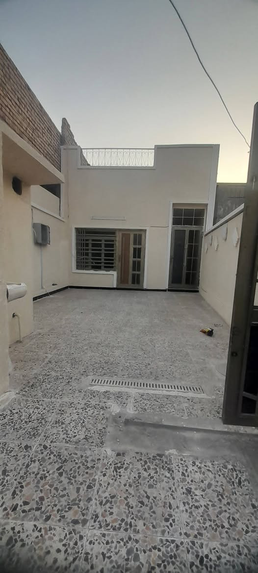 دار للبيع في منطقة الشرطه الخامسه المساحه ٩٠ متر واجهه ٥×١٨ يحتوي على كراج وصاله ومطبخ وحمام وغرفة نوم طابق واحد المراجعه مع مكتب الاماني للعقار للإستفسار/علي ***********
