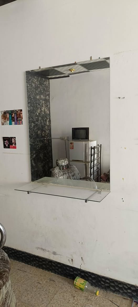 كراسي عدد 3 متربات 
ميز مرايه عدد 2 
العنوان النجف حي النداء شارع المجمعات 
اي استفسار التواصل ***********
