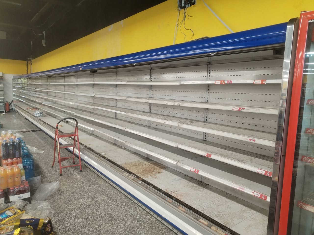 براد حجم كبير للبيع
الطول ١٥ متر ارتفاع مترين عمق ٩٠cm كمبريسر خارجي نوع ألماني Bitzer حجم ١٣ طن
البراد نضيف جدا بلادي على وضع الشركه
وسعره مناسب
المكان محافظة الديوانية 
للاستفسار الاتصال على الارقام
***********
***********
غير متواجد على الماسنجر
