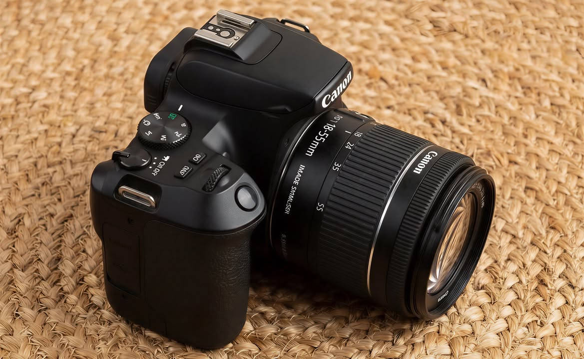 للبيع كاميرا كانون EOS 250D بحالة ممتازة شترها يقرا 18 الف تجمع بين قوة الـ DSLR وسهولة الاستخدام.

أبرز المواصفات:

الدقة: 24.1 ميجابكسل لصور غاية في النقاء.

الفيديو: دقة 4K مذهلة مع مدخل مايكروفون خارجي.

الشاشة: شاشة لمس متحركة بالكامل (سهلة جداً لتصوير السيلفي والفلوقات).

الفوكس: نظام Dual Pixel الذكي لتتبع العين والوجه.

البطارية: أداء جبار يصل إلى 1070 صورة في الشحنة الواحدة.

مابيها خدوش، استخدام منزلي بسيط

الملحقات : عدستها الاصلية , بطارية اصلية مع شاحن , جنطة صغيرة , حزام كارتون

المكان : الموصل

السعر : 600 الف

للتواصل الاتصال على الارقام التالية : *********** / ***********

