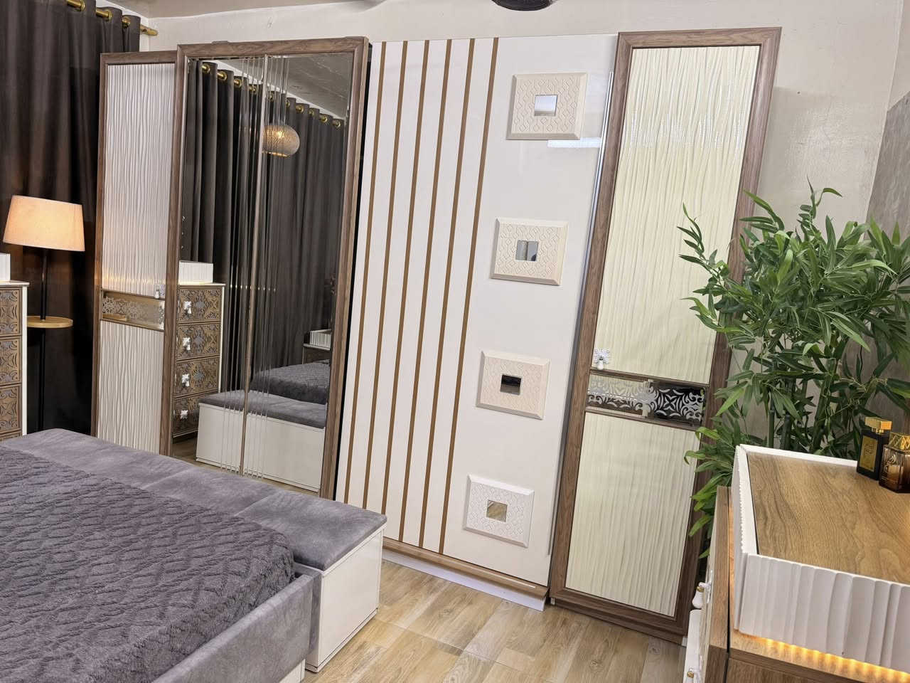 غرفة تركي ٩قطع سرير مخزن شازلون مخزن صبغ حراري مابيهه اي ضرر غرفة تكمة مو من هاي العاديات للاستفسار الاتصال ع رقم ***********
