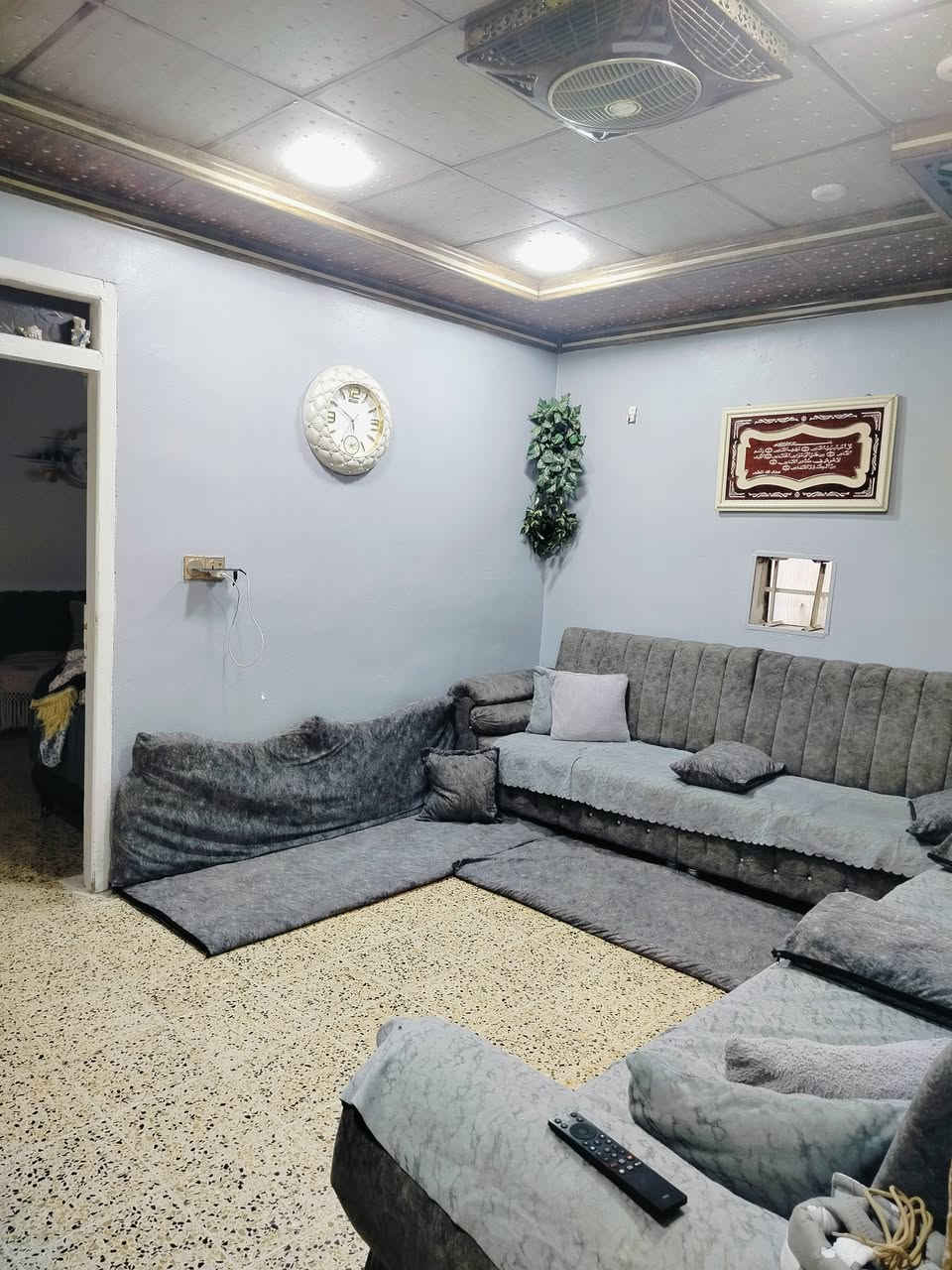 بيت للبيع
١٠٠ متر سند 25
 طابق ونص   
طابق الأول غرفه  وهول واستقبال وصحيات 
وطابق ثاني غرفه وهول وصحيات 
كامل خدمات وشارع مبلط 
المنطقه حي الانتصار شارع ٦٠


**إذا كنت صاحب هذا الإعلان وتريد حذفه لأي سبب، رجاءا أرسل رسالة إلى الدعم الفني**