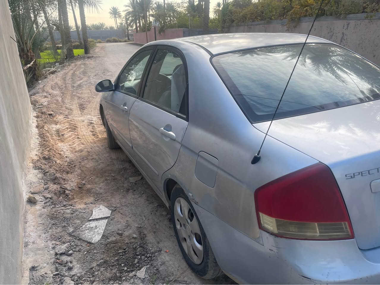 سلام عليكم 
كيا سبكترا 2008
محرك 2000 مامفتوم 
وارد امريكي بيها قطعتين 
صبغ باب السايق ً وجاملغ خلفي 
ونفسهن حاليا جاردات غيرها لا جراد ولا شيء 
تبريد شادلهه منظومه تبريد جديد بيها ضمان سنه لسه ماخلص حداديه بل الصيف نافضهاً امامي خلفي 
ماشيه 130 ميل حقيقي 
بيها شويه خياسات 
السعر 88 وبيها محال 
*********** بغداد, العراق
