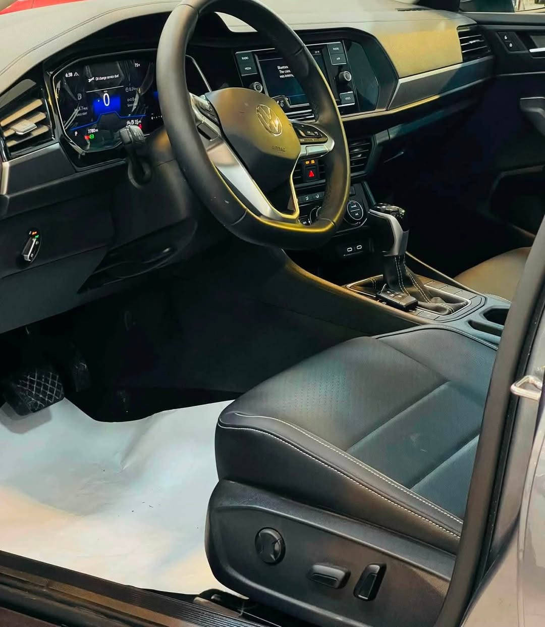 للبيع فقط سيارة نظيفة وجديدة
2023 VW Jetta Se

بصمة ابواب و تشغيل 
تشغيل عن بعد 
فتحة بانوراما 
رادار امامي و جانبي
نقطة عمياء 
بریك بصمة
شاشة الكتروني 
كشنات جلد و تدفئة و كهربائي متحرك 
كاميرا
مانع انزلاق 
اوتو ستارت ستوب
نظام ايكو
محرك 15 توربو
ماشية 68 الف ميل 
الضرر قباغ صندوق  مصبوغ
للاستفسار الاتصال ***********
مكان السيارة اربيل
