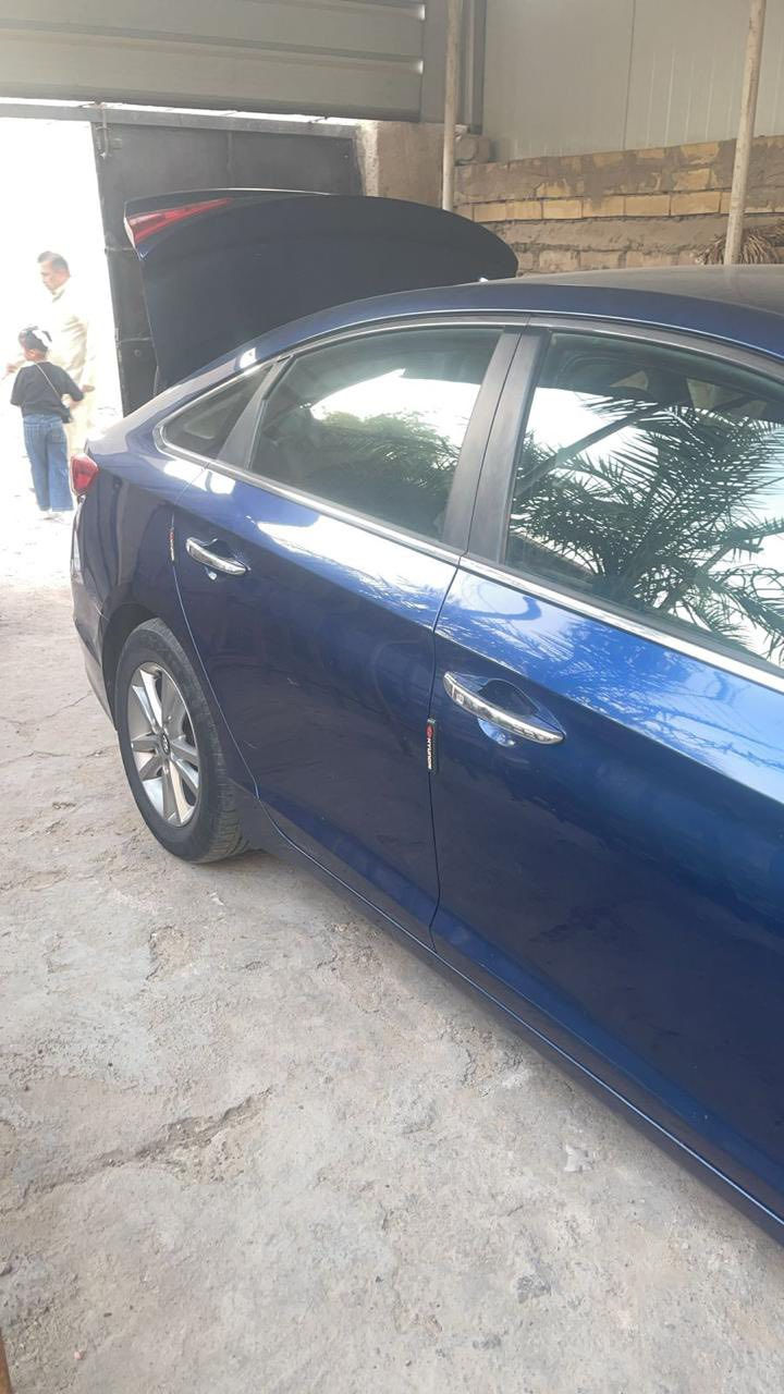 السلام عليكم سوناتا وارد أمريكي مديل 16 حادثها خشم البنيد فقط سياره نص فول شاشه كبيره كامره دواره تحكمات ستيرن أوامر صوتيه وبيها ثلاث انظمة قياده داخلها صاجي السياره جديده اب معنى الكلمه مكفوله وكامله من كلشي رقمها بصره والسياره اب اسمي سعرها ١٢٥ وبيها مجال مكانها بصرة قضاء المدينه 
تواصل على الرقم ***********
او المراسله على الخاص
