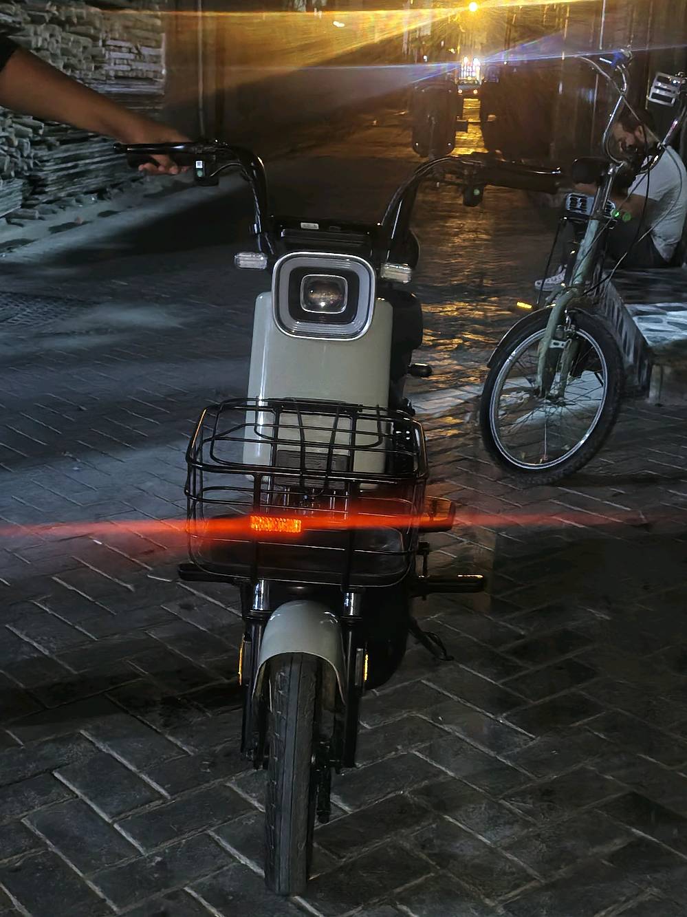 دراجه شحن للبيع
تالج حجم 14 
دراجه نضيفه 
بطاريات 4
ملف 500
اشاير اماميه خلفيه 
لايت عالي ناصي لايت خلفي 
سكليتر احتياطي داخل الدراجه
بصمتين سويجين
دراجه مستعمله شهر اخت  الجديده 
للاستفسار ***********