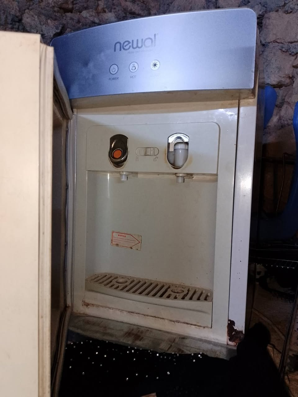 السلام عليكم
براد ماء صوبات ميز بلازما 
محجل ستوتة ***********
