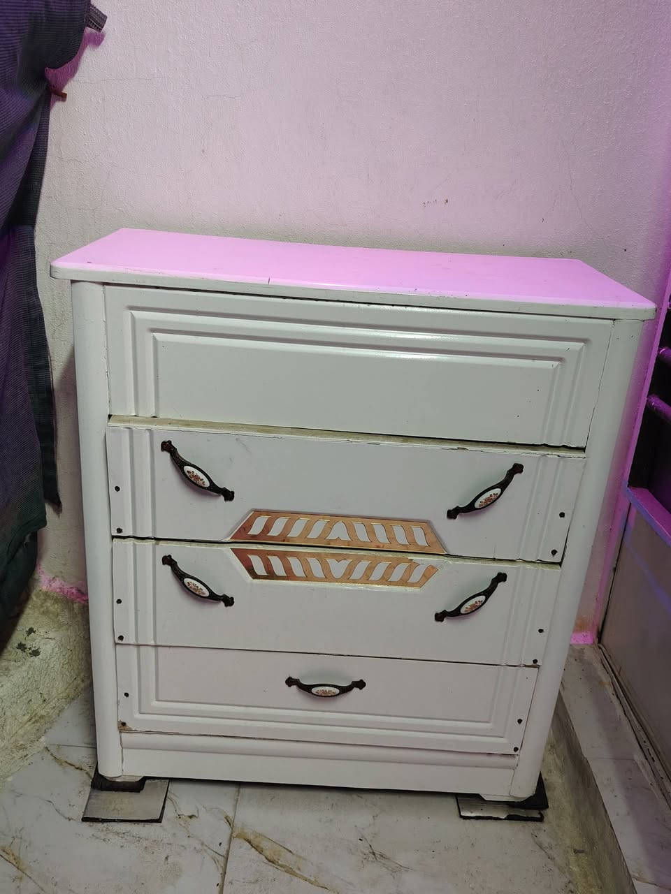 السلام عليكم غرفه اخشاب عراقيه خشب تزكام شغل درجه اولى بعدها جديده استخدام سنه السعر مليون ونص وبيها مجال بسيط مكاني بغداد الشعب. ***********
