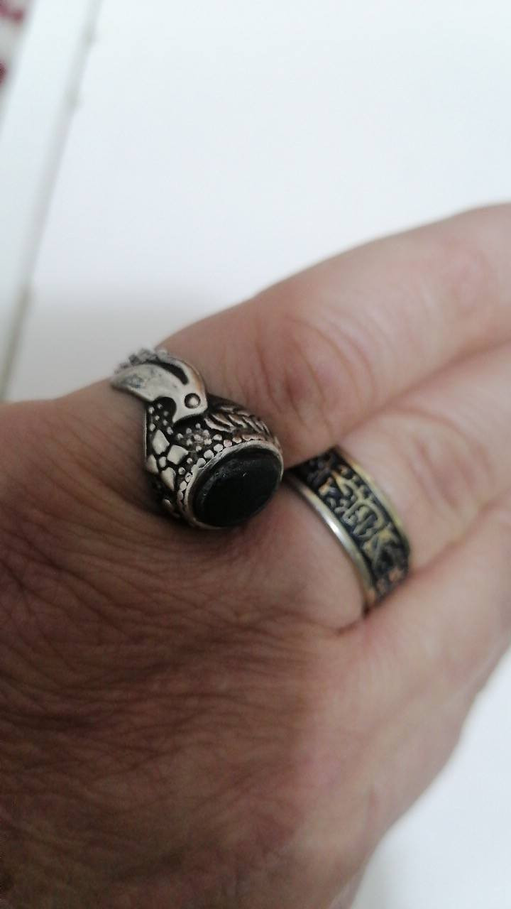 للبيع فضه َمع حجر اصلي سليماني وحجر صيني قديم كلش عقيق منقوش قديم السعر 100 الف بدون توصيل المكان كربلاء او الاتصال ***********
