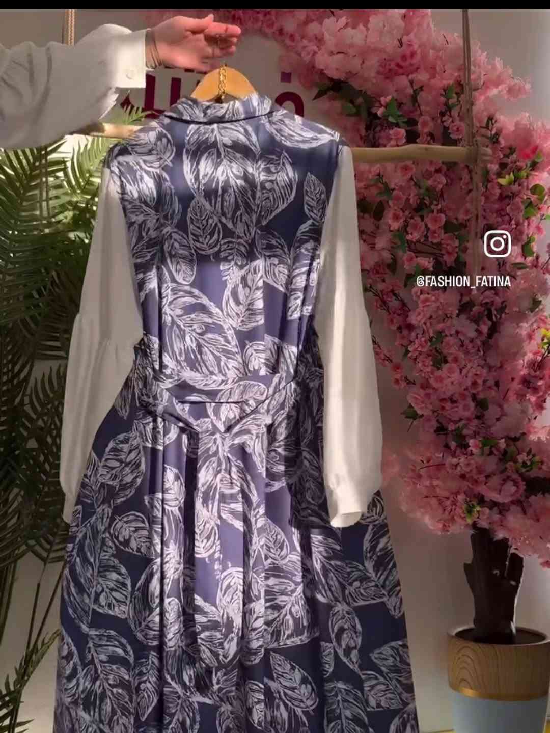 ازياء فاتنة
فستان جينز او الورقة و الهدية 🎁 شال او الربطة 
موديلات فاتنة… ماتتفوت 
حصراً من ماركة فاتنة 
• مع الشال او الربطة هدية 🎁 
• طول الفستان 160 سم 
• تفصيله مريحة فصال فخم 
• تنطي مظهز انحف باللبس
• ⁠ ✨
قطعة تبقى وياج سنين وما تبطل موديلها 👌

متوفر حالياً بكمية محدودة
راسلينا خاص واحجزي بسرعة قبل النفاذ 💌

#ازياء_فاتنة⁩⁩
قالب راهي 
___________________________ 
🖊️ االــخـــــــاامــة :- 
جينز صيفي  مشجر ورقة :- مـטּ الجينز الممتاز المستورد قماش انسيابي وليس جاف ملمس ناعم جداً وصيفي مايحتاج كوي بس شي بسيط 
اما الاكمام فهي كريب ابيض نقي 
❥❥ ─── ❥❥❥❥ ─── ❥❥
 
القياسات القياسات عادية وخاصة 

🌱القياس العادي):- 
تلبس وزن من 70 الى 90 كــــيـلـو ⚖️ 
يعني يلبس قياس . 42. 44. 46. 48

🌱القياس الخاص):- 
تلبس وزن من 90 الى 120 كــــيـلـو ⚖️ 
يعني يلبس قياس . 50. 52. 54. 58 
_______________________ 
ســــعـــر  الفستان بـــ 65 الفــــﮯ 
والهدية 🎁 الشال او الربطة 
_______________________ 
للحجز والاستفسار المراسلة ؏ــلى الواتساب :- ***********
***********

