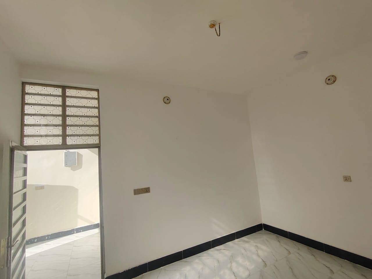 دار للبيع 100متر مربعه غرفتين وصاله ومطبخ وستقبال صحيات خارجيه وداخليه بناءدرجه اولى صب السقف وساس كافت الخدمات ماء كهرباء مولده نترنيت العنوان شارع الصب جسر الشهداء النجف الشرف يبعد عن شارع كربلاء المقدسة 200متر
 السعر 47وبي مجال طابو زراعي سند 25
 ابومنتظر ***********
