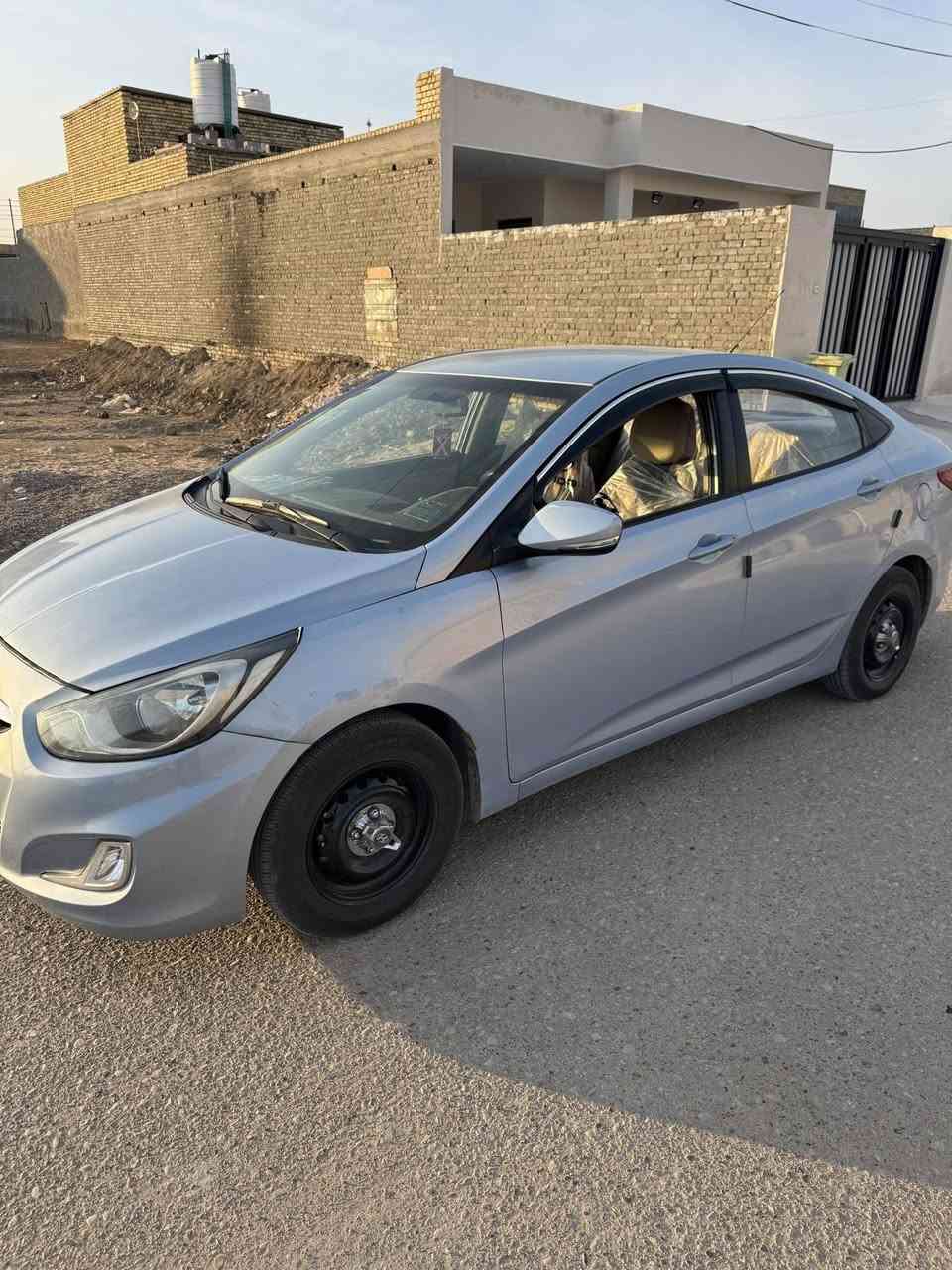 اكسنت موديل 2014 مضلع مكينة 1400 
موجود السونار  كير مكينه مكفولات  تبريد وتدفئة شغال 
مكاني ميسان السياره باسمي السعر 82 وبيه مجال للشراي
***********
