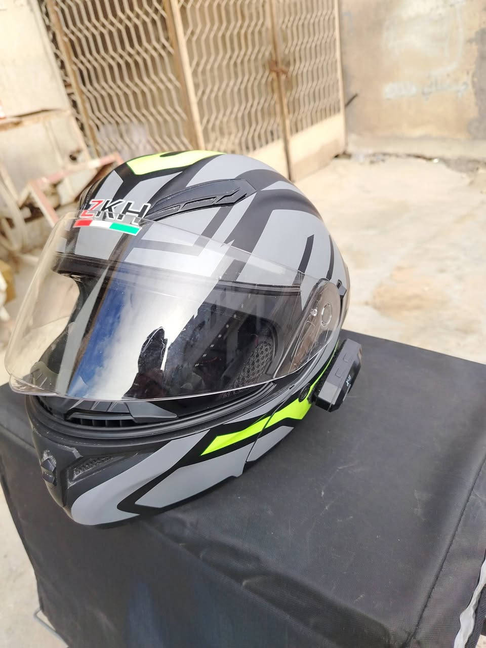 خوذه البيع جديده فج قلاب وياه سماعه بلوتوث قياس  XLمكاني بياع حي العامل رقم الهاتف ***********سعر65
