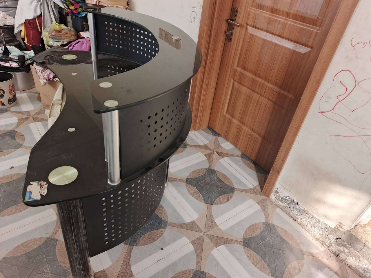 سلام عليكم ميز البيع ابسعر٢٥٠ او بي مجال مكاني كربلاء حي العامل ***********
