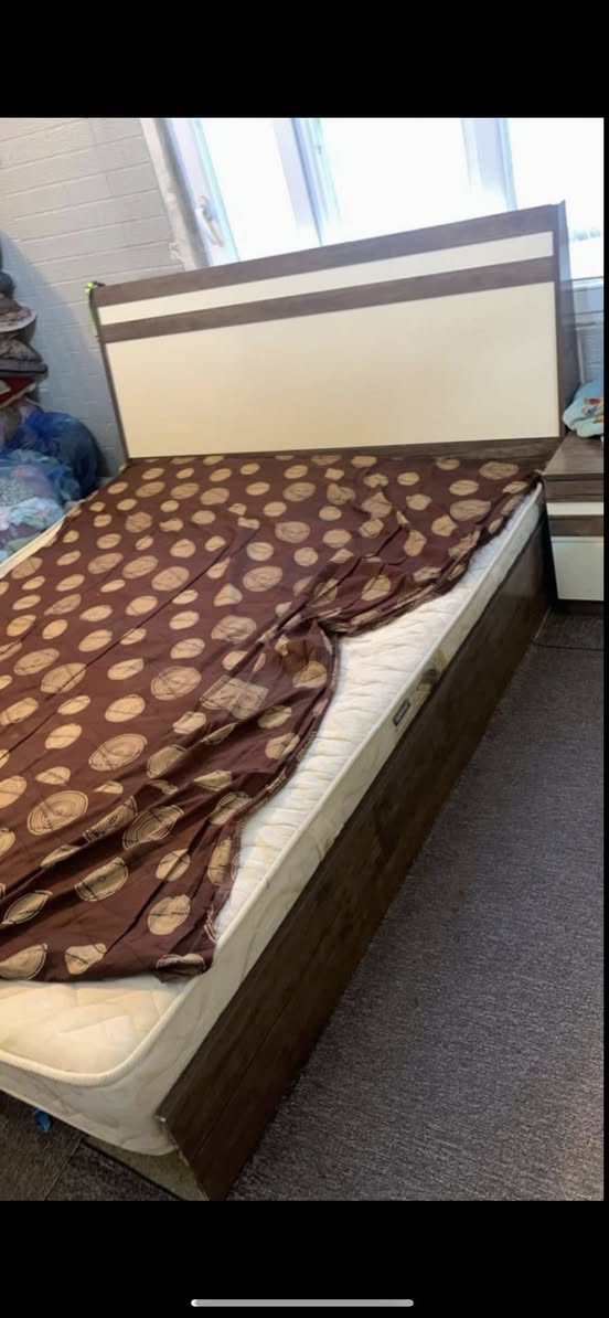 غرفة نوم تركية ٥ قطع للبيع سعرها ٢٠٠ الف 
العنوان چوار چرا _ كنسورة_  داخل السوق
للاستفسار خاص او واتساب ***********
