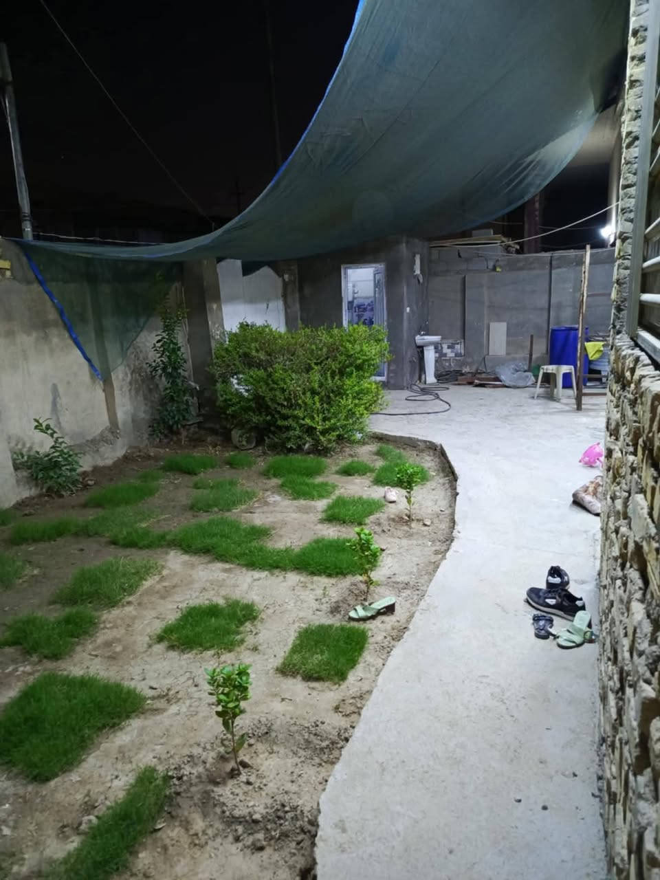 السلام عليكم بيت للبيع المساحه 250 متر طابو ملك صرف المكان طوريج حي الحسين شارع المدرسه يقع عله شارع عرضه 25 متر خدمات كامله ماء مجاري تبليط رصيف البيت  جديد صار  شهر من كامل مابي اي نقص   ثنين غرف نوم ستقبال صاله مطبخ مجمع صحيات داخلي او خارجي منور حديقه  كراج سياره النتصال ***********
‏‪***********‬‏
