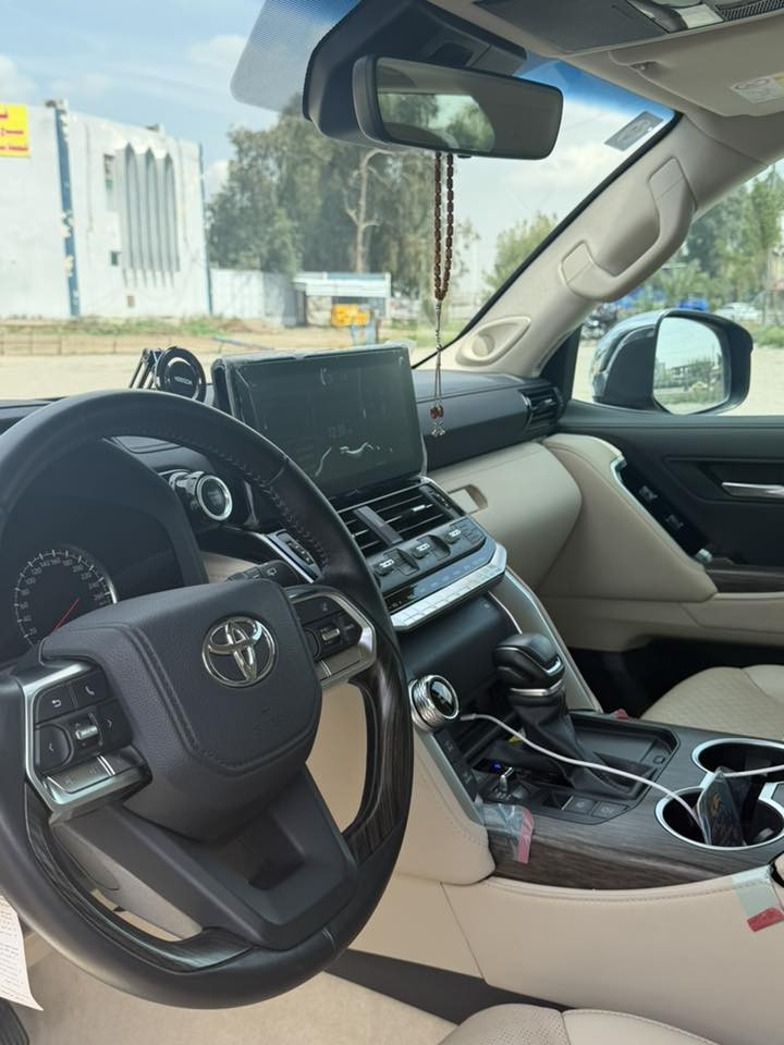 السلام عليكم سيارة للبيع 
لاندكروز 2024 بريم اصل   
ماشية سيارة 12 الف كيلو  رقم بغداد .
 فئة السيارة .. VX ليمتد  محرك 4000 تنفس طبيعي . كفالة عامة مغلفة (PPF) 
موصفات السيارة . كشنات خزن ميموري  فتحة سقف  كشنات امامي خلفي كهرباء فيدراليات خلفية رادار  امامي معروفة موصفات ال VX 

سعر . 82.500$ 
 
***********

 مكان سيارة .بغداد
