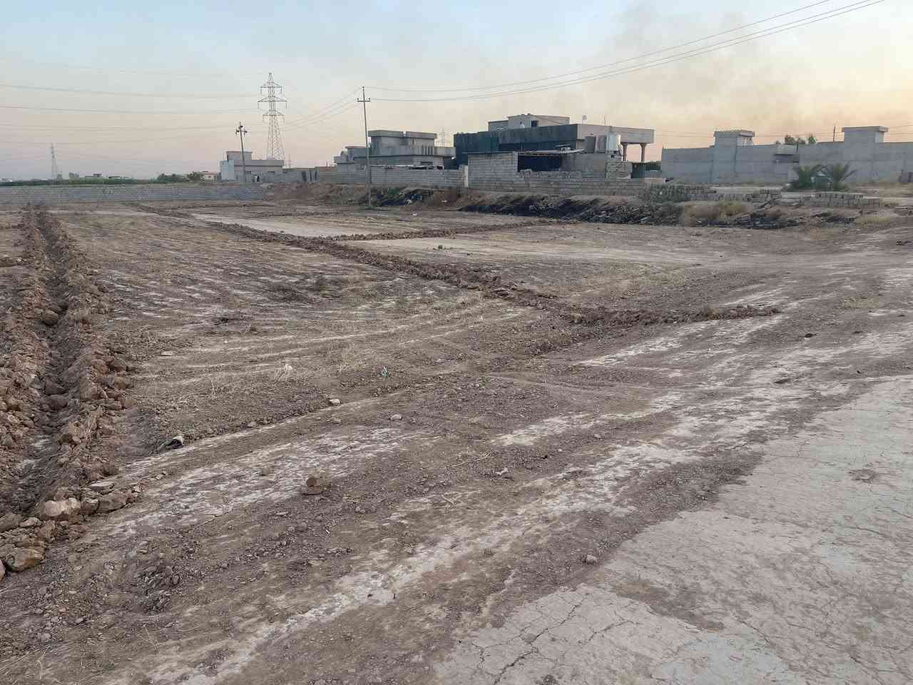 قطع للبيع طريق النزلة (طيبة)مقابل معرض جوهرة الخليج يبعد عن الشارع العام 50 متر خلف التجاري المساحات 200 متر خدمات ماء وكهرباء وسكن ومدارس (سعر القطعة اربعة ملايين) ***********
