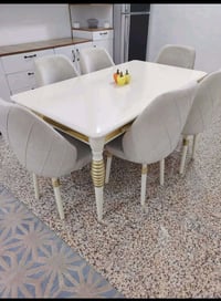 ميز طعام • بيه مجال قليل